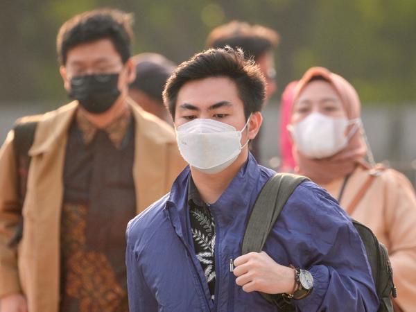 Masken helfen in Indonesien nicht nur gegen das Corona-Virus, sondern auch gegen die Luftverschmutzung. 