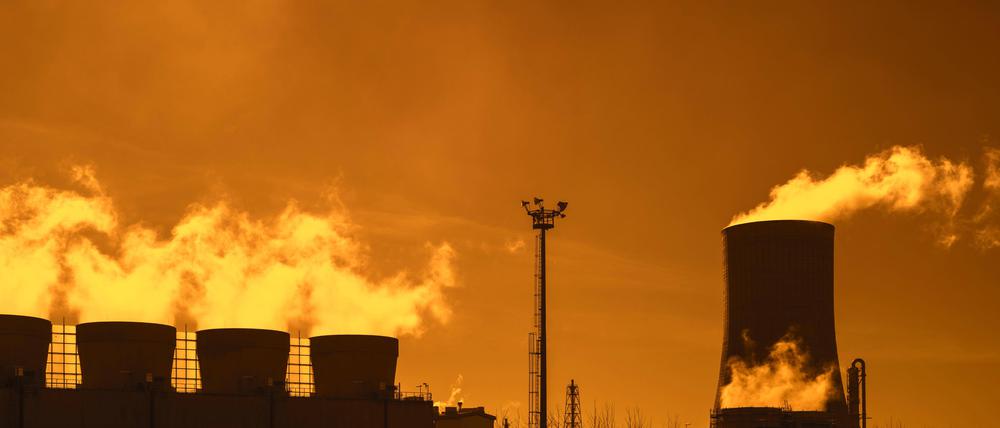 Industriegebiet bei Sonnenuntergang  am Chemiestandort der BASF im Hafen von Antwerpen.