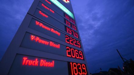 Spritpreise leuchten auf der Anzeigetafel einer Tankstelle in der Region Hannover, Niedersachsen. 