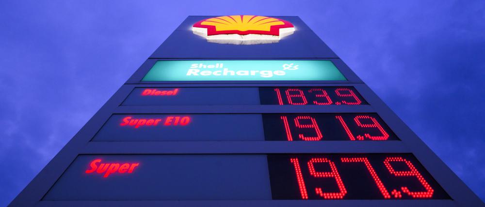 Nach der Einschätzung des ADAC ist das Preisniveau für Benzin und Diesel deutlich zu hoch.