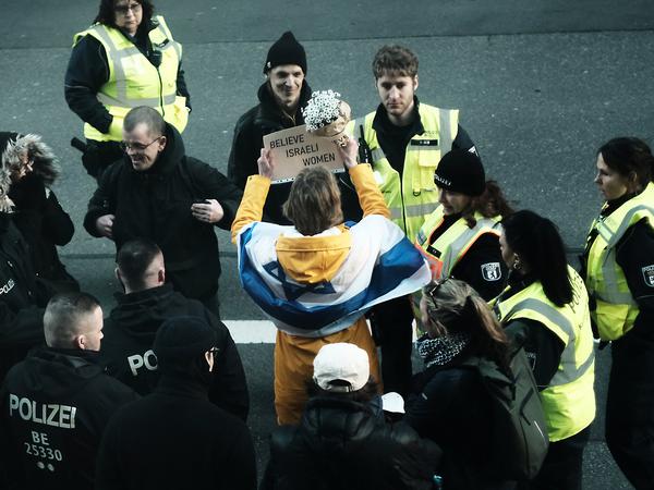 Sie steht am Rande propalästinensischer Demos regelmäßig für Israel ein: Die FDP-Politikerin Karoline Preisler, hier umringt von Polizisten und Teilnehmern einer Frauentagsdemo auf der Rudi-Dutschke-Straße.