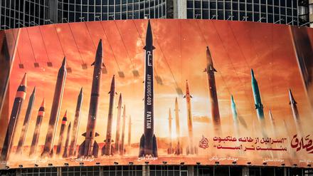 Dieses am 15. April 2024 in Teheran aufgenommene Bild zeigt ein Plakat, auf dem benannte iranische ballistische Raketen im Einsatz abgebildet sind.