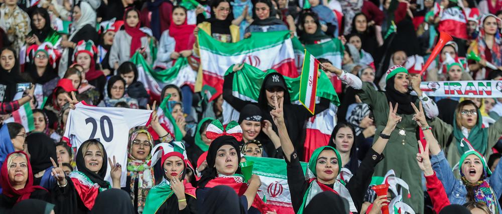 Frauen jubeln auf der Tribüne im Asadi Stadion während der WM-Qualifikation 2019.