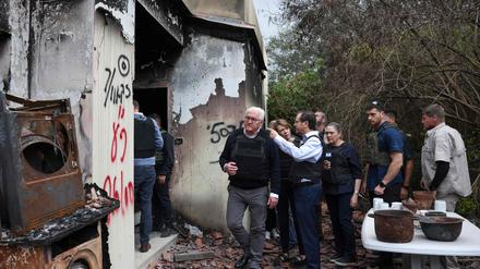 Bundespräsident Frank-Walter Steinmeier mit seinem israelischen Amtskollegen Itzchak Herzog bei einem Besuch im Kibbuz Be’eri, der besonders von dem Massaker der Hamas betroffen war. 
