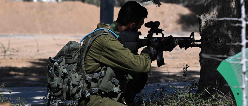 Ein Soldat sichert eine Stellung im Kibbuz Nir Oz, einer der israelischen Gemeinden in der Nähe des Gazastreifens, die am 7. Oktober von der militanten palästinensischen Gruppe Hamas angegriffen wurden. 