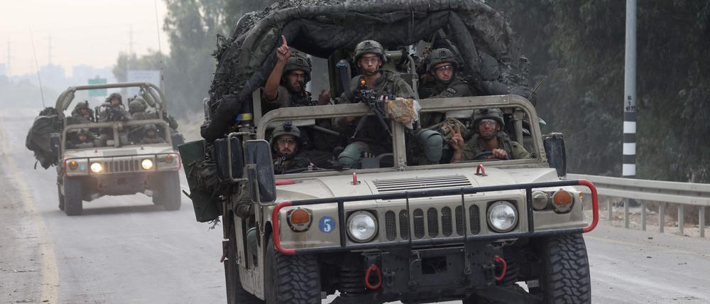 Israelische Soldaten patrouillieren auf einer Straße in der Nähe des Grenzzauns. 