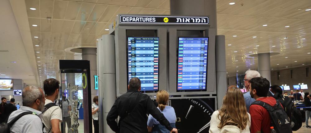 Über den Flughafen von Tel-Aviv versuchen derzeit viele Menschen, Israel zu verlassen – auch Mitarbeiter deutscher Firmen vor Ort.