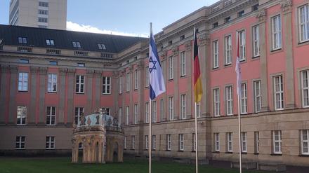 Landtag Brandenburg Potsdam israelische Flagge Fahne am 8. Oktober 2023 nach Terrorangriffen auf Israel