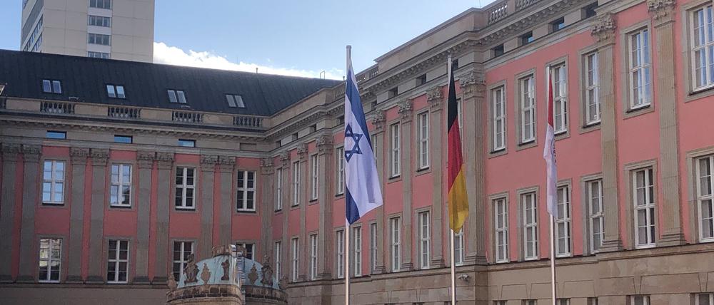 Landtag Brandenburg Potsdam israelische Flagge Fahne am 8. Oktober 2023 nach Terrorangriffen auf Israel