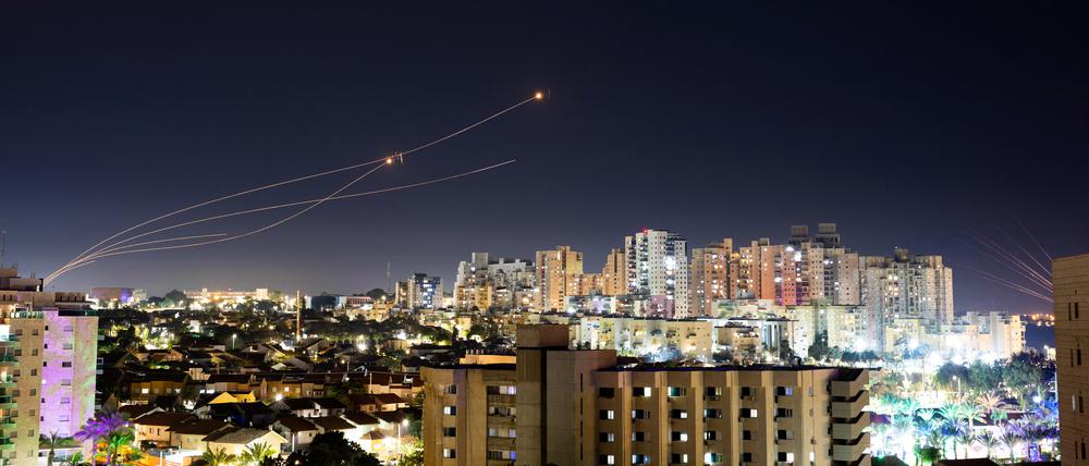Raketen des Abwehrsystems Iron Dome fangen ein Geschoss über Israel ab.