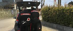Zwei Beamte der italienischen Carabinieri stehen in Panza an ihrem Auto (Archivbild vom 19.02.2024).
