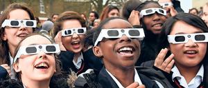 Schüler:innen der St. Ursula’s Schule in Greenwich, London, betrachten die partielle Sonnenfinsternis 2015 in Großbritannien.