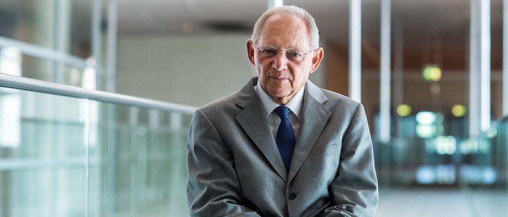 Verstorbene Bundestagspräsident Wolfgang Schäuble (CDU) sitzt nach einem Interview vor seinem Büro im Deutschen Bundestag.