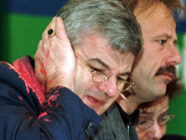 Auf einem Sonderparteitag der Grünen zum Kosovo-Krieg wurde der damalige Außenminister Joschka Fischer 1999 mit einem Farbbeutel beworfen. 