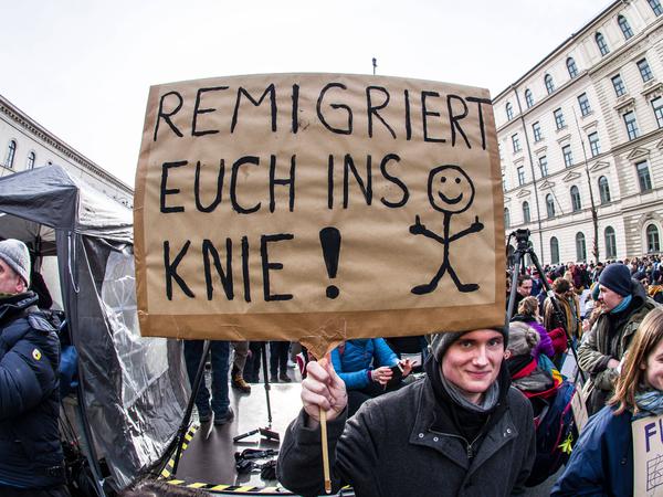 „Remigriert euch ins Knie“, meint ein Demonstrant am 21. Januar 2024 in München. 