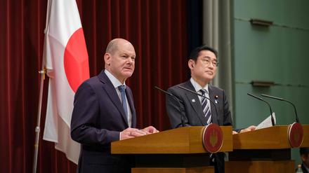Kanzler Olaf Scholz befürwortete im Rahmen seiner Japan-Reise den Haftbefehl gegen Wladimir Putin. Japans Regierungschef Fumio Kishida äußerte sich weniger deutlich.