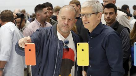 Jonathan Ive (links) hat als Apple-Designer alle wichtigen Produkte des iPhone-Konzerns geprägt. Im Bild rechts: Apple-CEO Tim Cook.