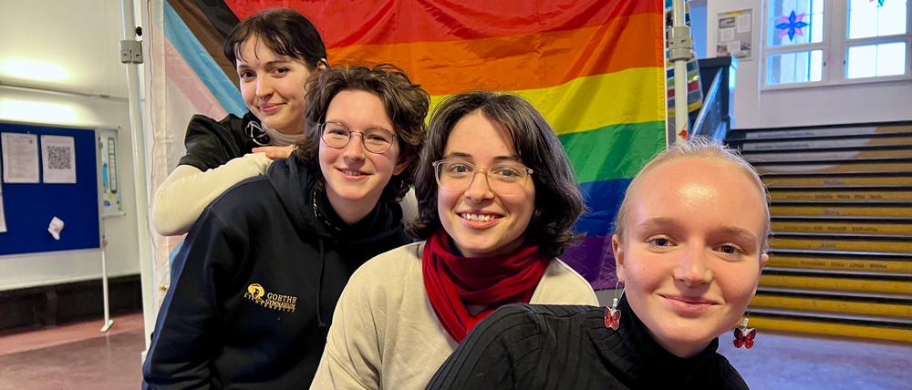 Jorina (16), Hanna, Anna und Philippa (alle 17; von vorne nach hinten) im Foyer des Lichterfelder Goethe-Gymnasiums: Sie alle sind Mitglieder der Queer-AG, die von Schüler:innen Ende 2021 gegründet wurde.