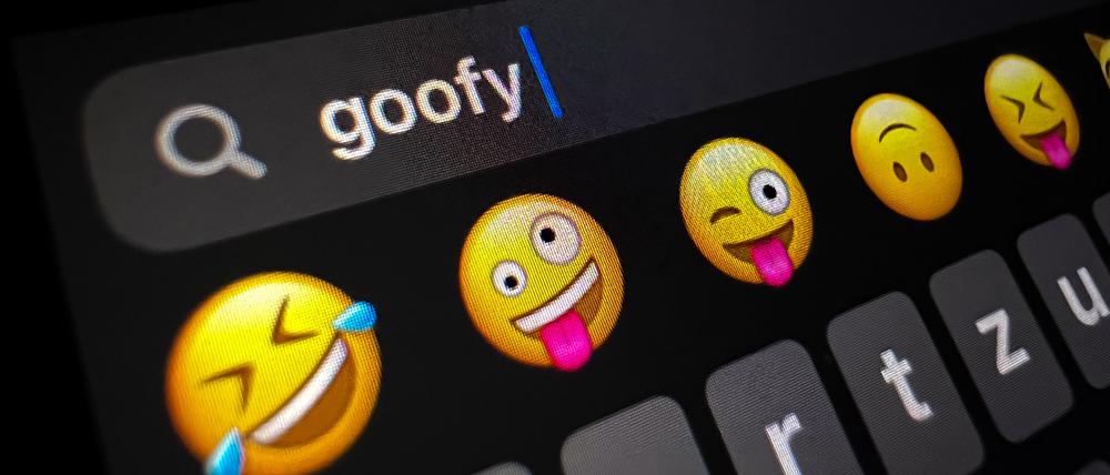 25.09.2023, Berlin: Im Display eines Smartphones ist im Suchfeld für Smileys das Wort «goofy» (komisch, tollpatschig) zu lesen.