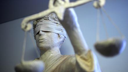 Die Statue Justitia in einem Amtsgericht