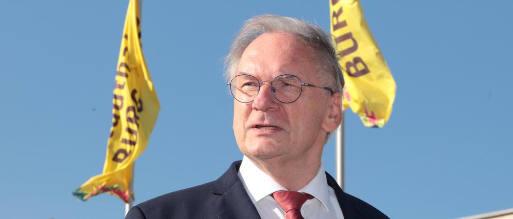 Reiner Haseloff (CDU), Ministerpräsident des Landes Sachsen-Anhalt, steht vor der Stadthalle Burg (Archivbild vom 19.09.2023).