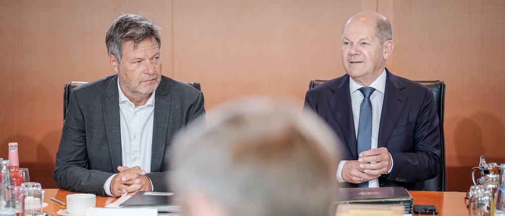 Ein Trio, das an einem Strang zieht? Bundeskanzler Olaf Scholz, Wirtschaftsminister Robert Habeck und (vorne) Finanzminister Christian Lindner.