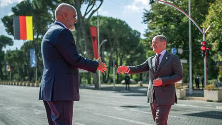Bundeskanzler Olaf Scholz (SPD) wird beim Westbalkan-Gipfel von Edi Rama, Ministerpräsident von Albanien, begrüßt. 