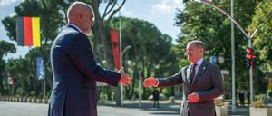Bundeskanzler Olaf Scholz (SPD) wird beim Westbalkan-Gipfel von Edi Rama, Ministerpräsident von Albanien, begrüßt. 