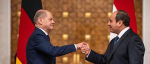 Handschlag mit Ägyptens Staatschef - in seinem Gespräch mit Abdel Fattah al-Sisi ging es Kanzler Olaf Scholz vor allem darum, einen „Flächenbrand“ in der Region zu verhindern.