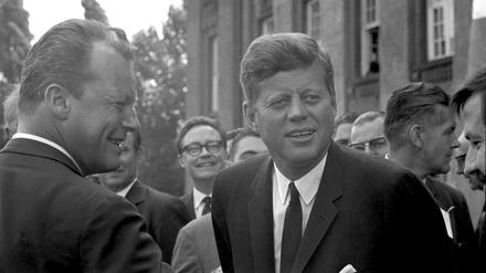 Der Regierende Bürgermeister von Berlin Willy Brandt (l) mit seinem Gast, dem US-Präsidenten John F. Kennedy am 26.06.1963 in Berlin.