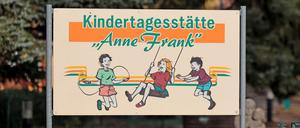 06.11.2023, Sachsen-Anhalt, Tangerhütte: Auf einem Schild an der Einrichtung steht „Kindertagesstätte Anne Frank“. Schon länger gehegte Pläne für eine Namensänderung der Kita «Anne Frank» in Tangerhütte haben vor dem Hintergrund des Gaza-Krieges für Kritik gesorgt. 