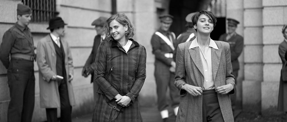 Zwei gegen Hitler: Thomasina (Emma Appleton, rechts) und Martha (Stefanie Martini) sind den Deutschen einen Schritt voraus.