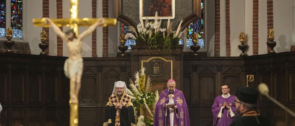 Stanislaw Gadecki (r.), Erzbischof der römisch-katholischen Kirche Polens, und Swjatoslaw Schewtschuk (l.), Erzbischof der ukrainischen griechisch-katholischen Kirche, halten in der St.-Johannes-Kathedrale einen Gottesdienst (Symbolbild).