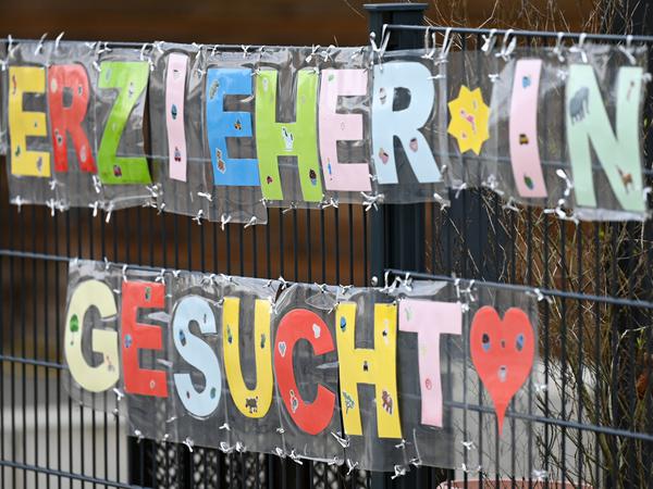 In einer Kindertagesstätte in Frankfurt am Main werden Erzieherinnen gesucht – und nicht nur dort. 