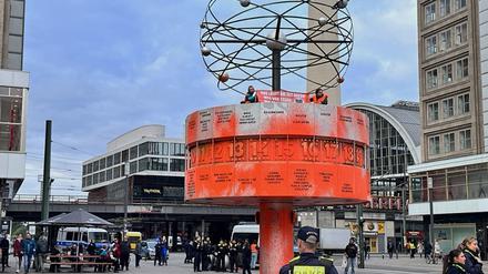 Aktivisten der Gruppe Letzte Generation haben die Weltzeituhr am Alexanderplatz Orange eingefärbt. 