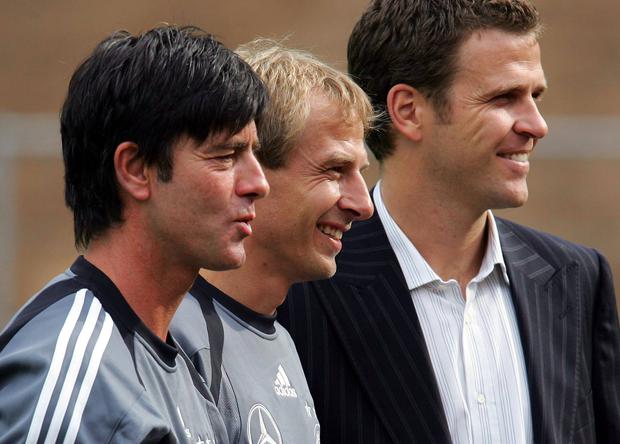 Frischer Wind für den verstaubten DFB. Mit dem neuen Bundestrainer Jürgen Klinsmann begann auch die Zeit von Joachim Löw (l.) und Oliver Bierhoff (r.).