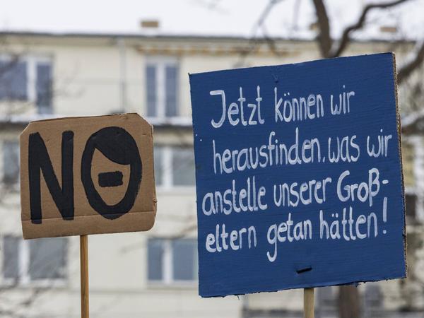„Jetzt können wir herausfinden, was unsere Großeltern getan hätten!“, steht auf einem Demo-Plakat in Köln am 21. Januar 2024. 
