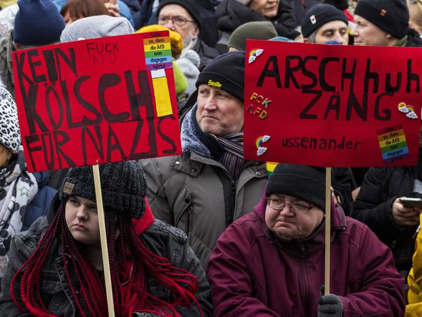 „Kein Kölsch für Nazis“ fordert eine Demonstantin in Köln am 21. Januar 2024. 