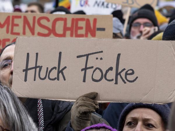 „Huck Föcke“ Ein Wortspiel-Fan zeigt am 21. Januar 2024 in Köln sein Demo-Plakat.