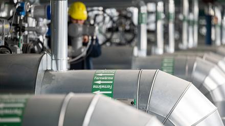  Ein Mitarbeiter des Energiekonzerns EnBW kontrolliert die Fernwärmeverteilerstation des Heizkraftwerk 3 Stuttgart-Gaisburg.