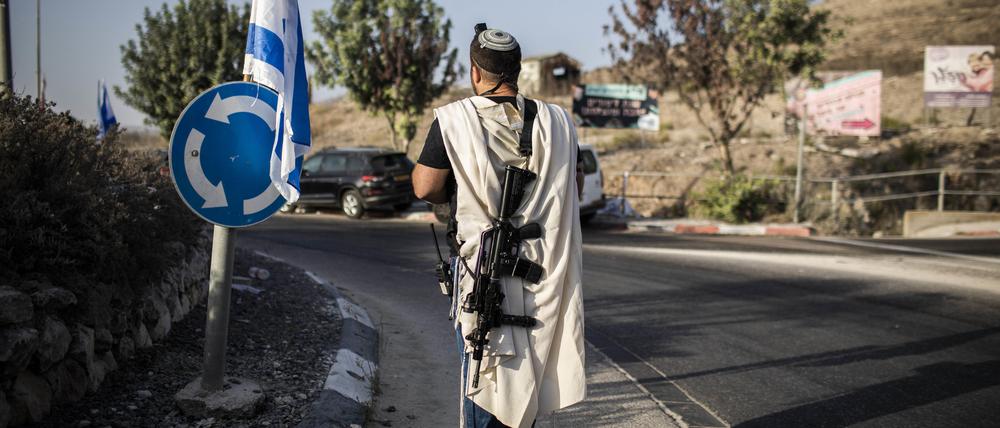 Ein israelischer Siedler am Haupteingang der palästinensischen Stadt Nablus im nördlichen Westjordanland.