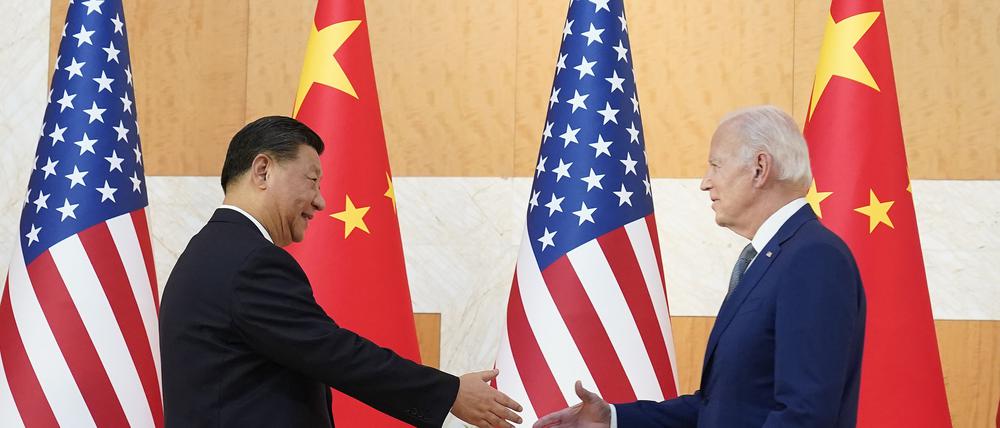 US-Präsident Joe Biden (r), schüttelt dem chinesischen Präsidenten Xi Jinping bei ihrem Treffen vor dem G20-Gipfel die Hand. 