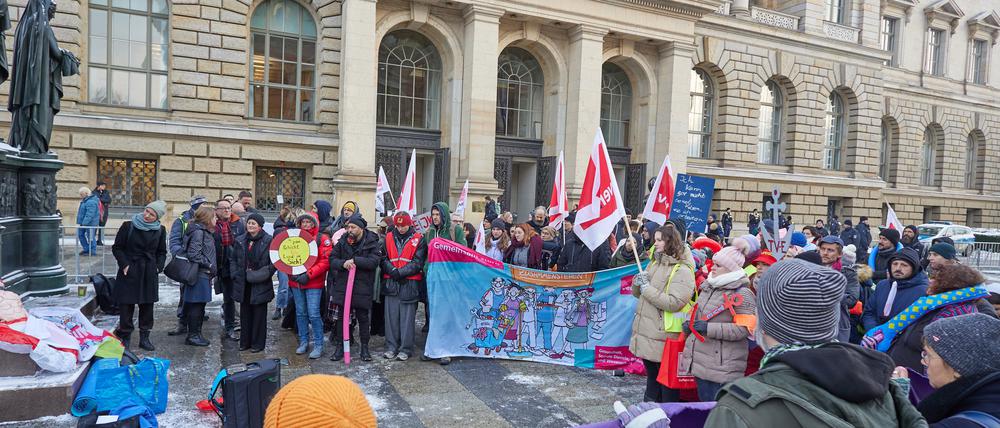 Mitarbeiter des Jüdischen Krankenhauses Berlin (JKB) nehmen an einer Demonstration vor dem Abgeordnetenhaus teil. Seit elf Tagen sind die Beschäftigten des JKB im unbefristeten Streik.