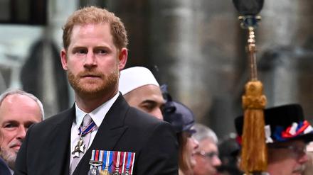 Der britische Prinz Harry sieht zu, wie sein Vater, der britische König Charles III. nach seiner Krönung die Westminster Abbey im Zentrum Londons verlässt (Archivbild).