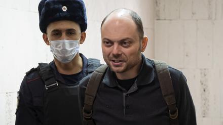 Wladimir Kara-Mursa (rechts), Kreml-Kritiker, wird am 08.02.2023 zu einer Anhörung in einem Gericht begleitet (Archivbild).