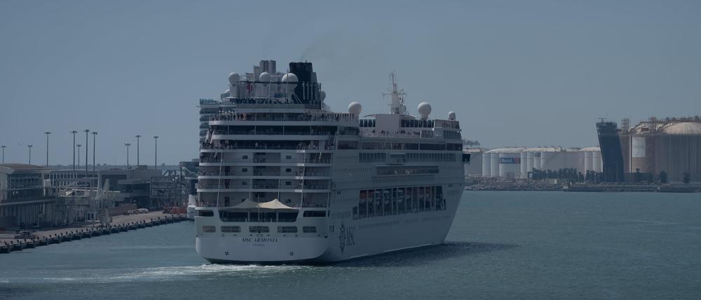 Das Kreuzfahrtschiff MSC Armonia verlässt den Hafen.