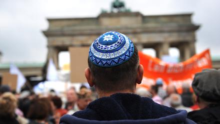 Teilnehmer der Kundgebung «Steh auf! Nie wieder Judenhass!» des Zentralrats der Juden in Deutschland. 