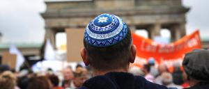 Teilnehmer der Kundgebung «Steh auf! Nie wieder Judenhass!» des Zentralrats der Juden in Deutschland. 
