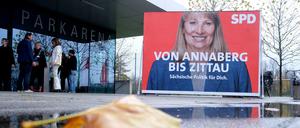 Auf einem Plakat ist Petra Köpping (SPD), Sozialministerin des Landes Sachsen und Spitzenkandidatin für die Landtagswahl 2024, zu sehen. 