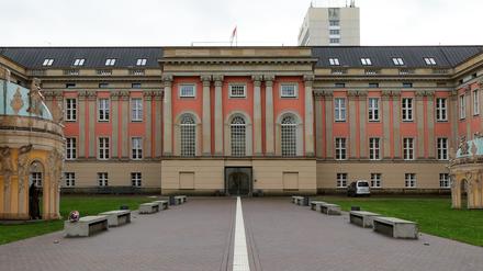 Landtag in Potsdam. Das wiederaufgebaute Stadtschloss als Sitz des Landtages Brandenburg ist weniger als 10 Jahre nach der Eröffnung stark sanierungsbedürftig.